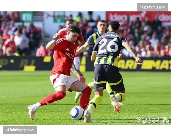 通讯：绝杀被吹，赛后诺丁汉森林球员围住裁判讨要说法